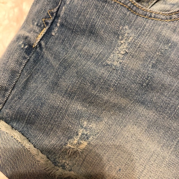 3/$10 MOSSIMO Distressed Light Wash Denim Shorts - Picture 4 of 4